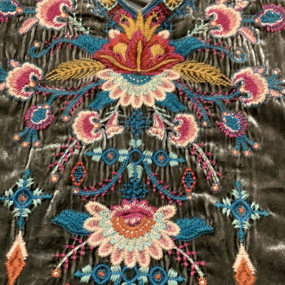 Johnny Was embroidered floral V-neck - Picture 5 of 11